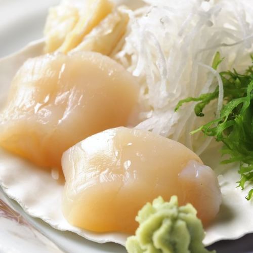 Large scallop sashimi from Hokkaido, etc.