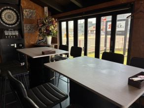 ダーツやプロジェクターも利用可能！会社宴会などの各種宴会にぴったりの宴会席。ごゆっくりとお寛ぎいただきながら、お酒と料理をお愉しみいただけます。歓迎会や送別会、忘年会、新年会などの宴会シーズンはお早目のご予約を！