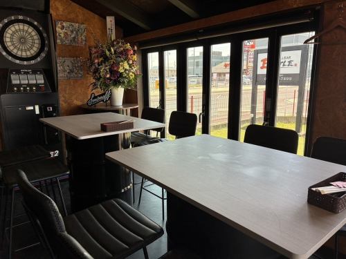 ダーツやプロジェクターも利用可能！会社宴会などの各種宴会にぴったりの宴会席。ごゆっくりとお寛ぎいただきながら、お酒と料理をお愉しみいただけます。歓迎会や送別会、忘年会、新年会などの宴会シーズンはお早目のご予約を！