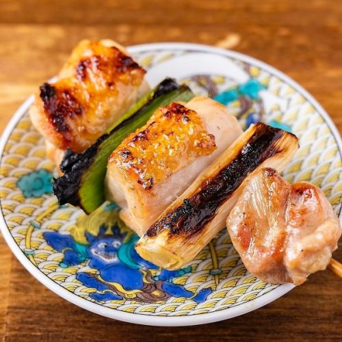 【신사이바시역 지역에서 토종닭 요리를】야키토리 모듬