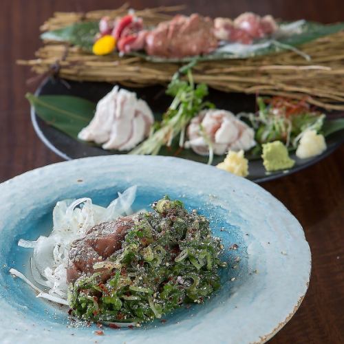 【신사이바시에서 신선한 닭 요리를】 당점에서는 신선하기 때문에 제공 할 수있는 "닭 생선회 5 종 모듬"을 준비하고 있습니다.