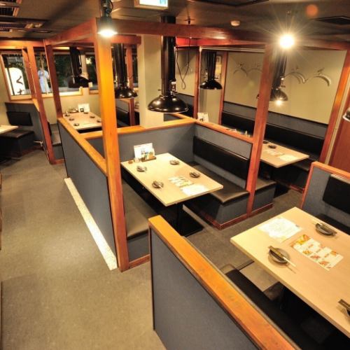 [2-4 people] Relax and enjoy the seating.It has just the right amount of privacy and can be used for a variety of occasions.