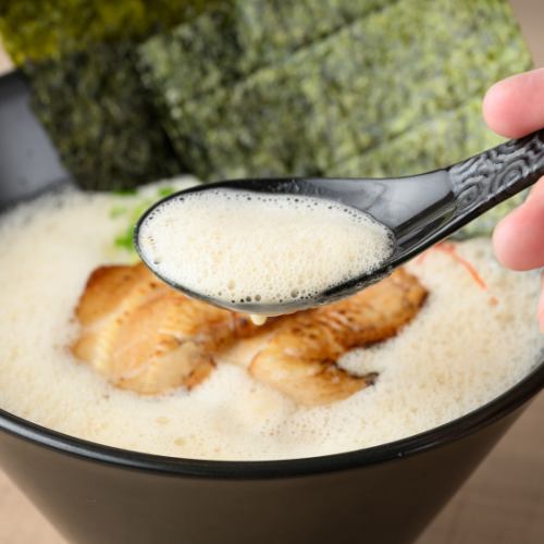 ミシュラン掲載店のスープを使用!鶏白湯ラーメン!