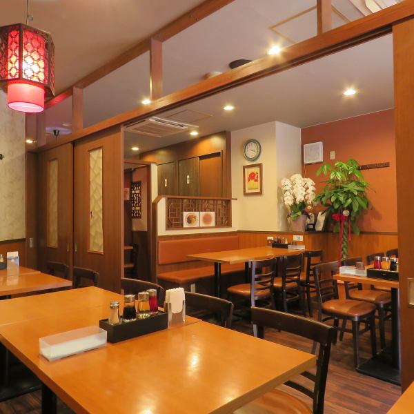 市ヶ谷駅から徒歩5分という好立地にありながら、喧騒を忘れさせる静かな店内。モダンな内装と重厚な空気感が、ゆとりあるひとときを演出します。