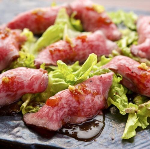 日本黑牛肉烤牛肉Negitoro卷[肉壽司]也很受歡迎◎