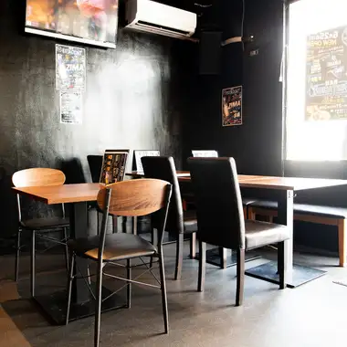 10～20名様の少人数貸切に最適な、都会的でスタイリッシュな新店。プロジェクターや壁掛けの大型モニターを複数完備し、どの席からも映像を楽しめる一体感のある設計です。さらにダーツやカラオケ、ダンススペースもあり、お酒と共に盛り上がるプライベートパーティーに最適です。