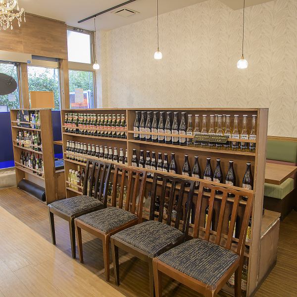 The seats are movable, so you can arrange them to suit the number of people.We offer a hearty course meal, so please take your time and relax.