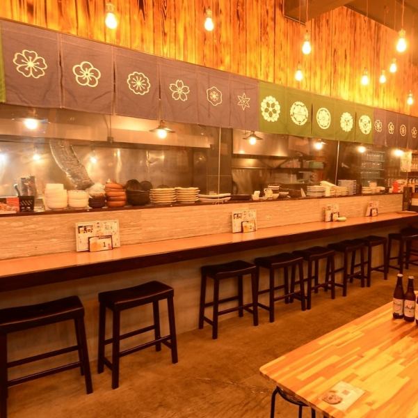 《カウンター席》お一人様でのサク飲み、同僚とのちょい呑み、お連れ様とのお食事デートなどにもオススメのお席。人目を気にせずに、お食事やお酒にじっくり向き合えます。目の前はオープンキッチンタイプの厨房なので、活気ある調理工程をお愉しみいただけるのも魅力!初めてご来店のお客様はオススメを相談しやすいのも◎