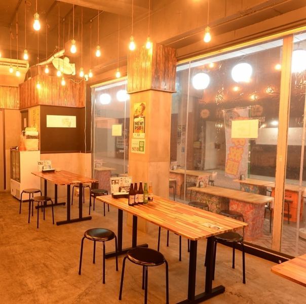 《店内テーブル席》帰宅前にホッと一息つけるアットホームな雰囲気。毎日利用しても飽きないメニューの多さはもちろん、知る人ぞ知る日替わりメニューにも注目◎女子会やグループ宴会にもオススメな席を多数ご用意。観光・旅行・出張でお越しのお客様にも気軽にお立ち寄り頂けます。団体様・貸切利用は事前にご相談下さい☆