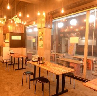 大きなガラス扉で店内外の様子が見えるので、初めての来店・女子会も安心！