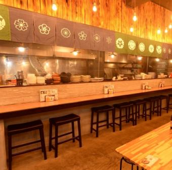 時にはお連れ様と肩を並べて語り合うのも◎心の距離がグッと近付くお席です。