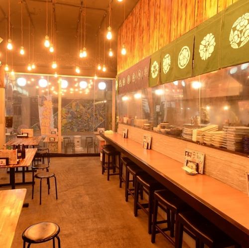 《広々テーブル席》明るい雰囲気の中で沖縄料理に舌鼓♪