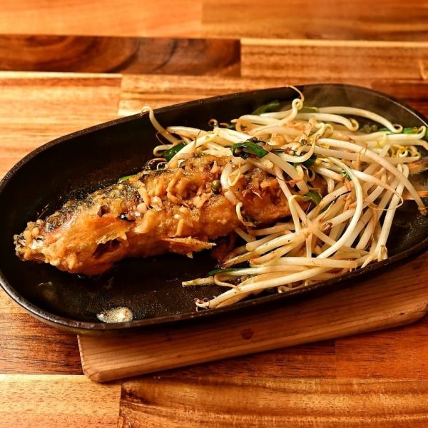 【グルクンバター焼】沖縄県魚「グルクン」を一尾丸ごと焼き上げ!アッツアツの鉄板でお子様にも好評な一皿