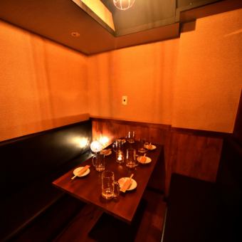 A table for 8 people.It is a popular seat.We cursed the space gently by grabbing the cedar.It is a seat that matches any scene including work from the 2nd party, girls' party, gong gown, etc.Easy to use, small feeling is attractive for small seats ◎