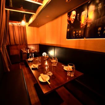 Tatami seating for up to 12 people.This seat is located along the wall.This is a popular seat for customers who want to spend their time in peace.It is popular for girls' nights out, social gatherings, and families.