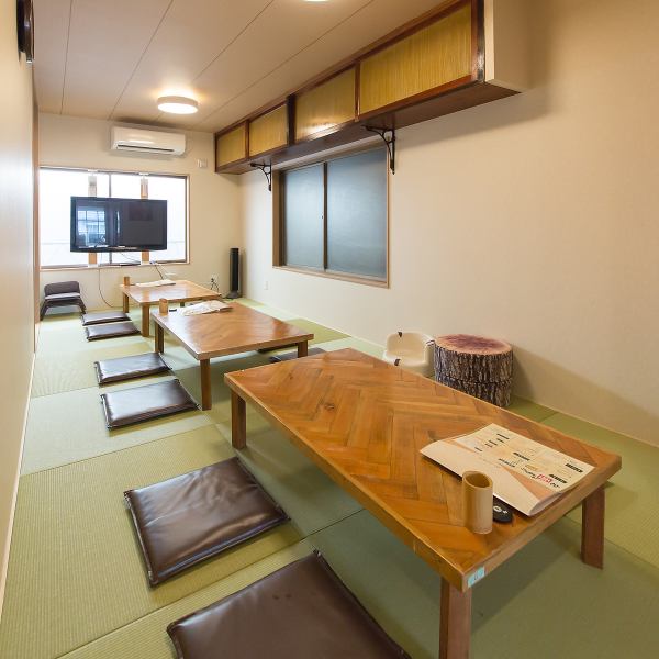 2階には、最大12名様までご利用いただけるお席をご用意しております。宴会や女子会、またはご家族での集まりに最適です。さらに、キッズルームも完備しておりますので、小さなお子様連れのお客様も安心してお過ごしいただけます。どうぞお気軽にご利用ください。
