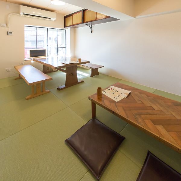 完全個室を2部屋ご用意しております。1つは座敷のお席、もう1つはテーブル席と、異なる2タイプの個室からお選びいただけます。どちらのお部屋も周りを気にせず、リラックスしてお食事を楽しんでいただける空間です。宴会や家族、友人との集まりにも最適で、特別なひとときをお過ごしいただけます。