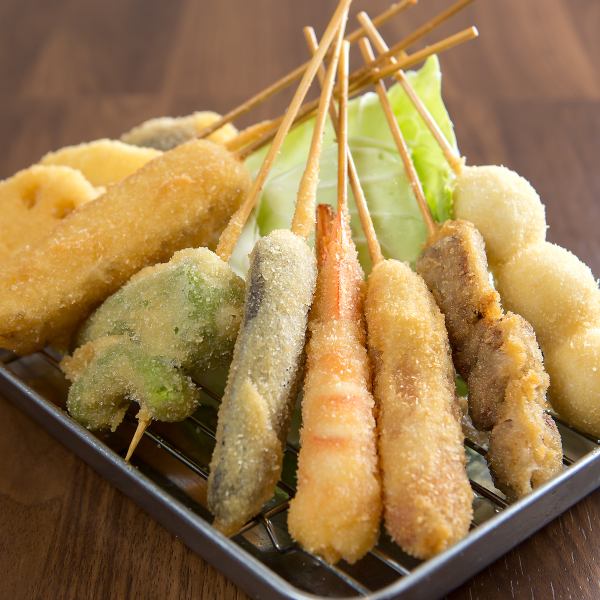 【看板メニュー☆】サクサクな衣と自家製ソースが食欲を刺激する！自慢の串カツ≪110円(税込)～≫