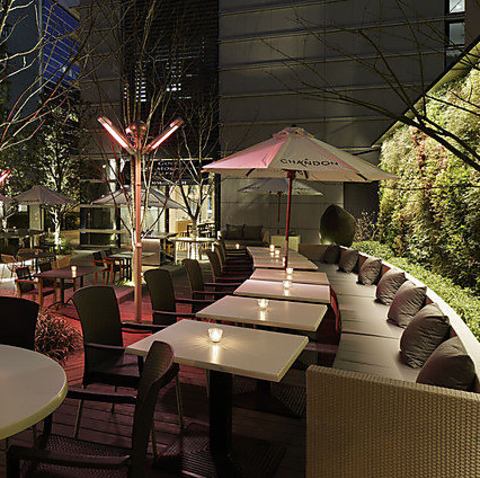 Open terrace seating surrounded by greenery ♪ It's cool at night, perfect for a date or girls' night out ◎