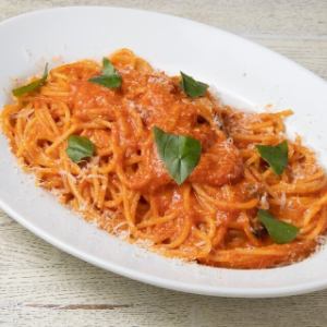 Spaghetti with tomato sauce and mozzarella cheese and basil