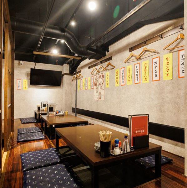 明るく落ち着いた雰囲気の店内でくつろぎのひとときを。店内は木目調のインテリアで統一された、『木』のぬくもり溢れる落ち着いた雰囲気となっております。ゆっくりおくつろぎいただけるテーブル席、半個室もご用意しておりますので、ご家族やご友人とのお食事から、会社の飲み会等、様々なシーンにぜひご利用ください！