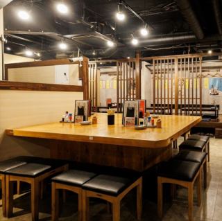 仕事終わりのサク飲みにぴったりなカウンター席。お一人様はもちろん、横並びに座れる為、カップルや友人同士で語りたい時にもオススメです。お気軽にご利用ください♪