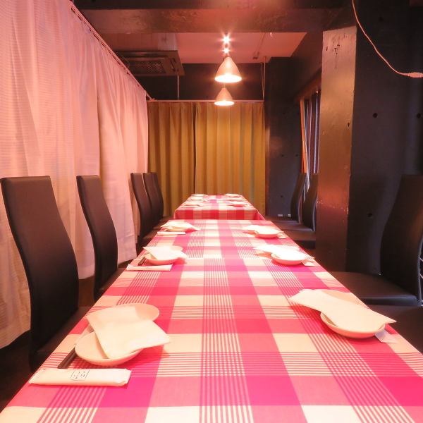 Black-painted walls and red tablecloth seats inside the store.From small-group dinners to large-group banquets, the seat layout can be changed according to the number of people ♪ Realize a banquet that suits your taste! It is also possible to partition with curtains ◎ Nice for family and friends Please spend time!