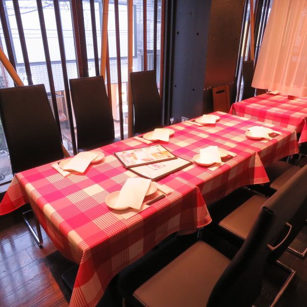 This table can be moved and can accommodate a variety of people! Whether it's a small group of 3 or 4 people, or a banquet or party of about 15 people, please use it according to the scene ☆ Bossa Nova etc. Loose music is playing and it is recommended for dates etc. ♪ Produce a limited space according to the number of people ★