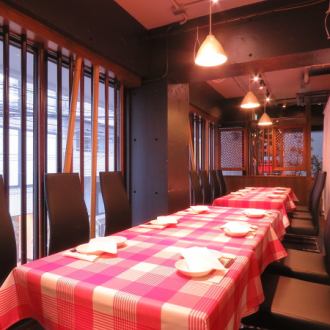 店内の黒く塗られた壁面、赤色のテーブルクロス席。 少人数の食事会から40名までの貸切宴会まで、人数によって座席のレイアウトを変更可能♪自分たちの好みに合った宴会を実現できます！