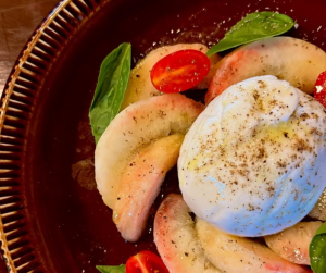 원시 햄과 계절 과일의 토로 토로 블러 타 치즈 카프레제