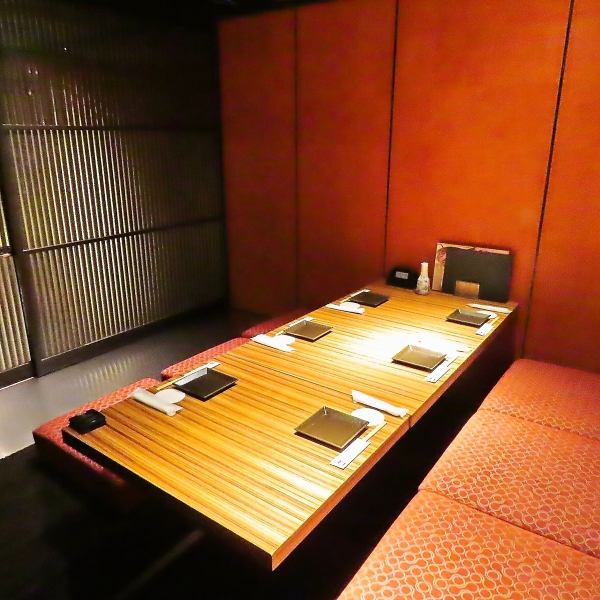 【仲の良いご友人・知人様とのお食事に最適な個室席】ゆったりお過ごし頂ける個室席を完備しており、広々とした空間でのお食事とお酒をお愉しみいただけます。お料理やお酒も豊富にご用意しておりますので、飲み会やお食事の席に最適です。