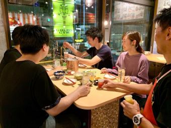 A seat with a good view from the large window facing Minami 1jo-dori! All tables are equipped with highball and sour tower servers, so you can pour them freely at any time! There is no waiting time, so you can drink without time loss during all-you-can-drink time!