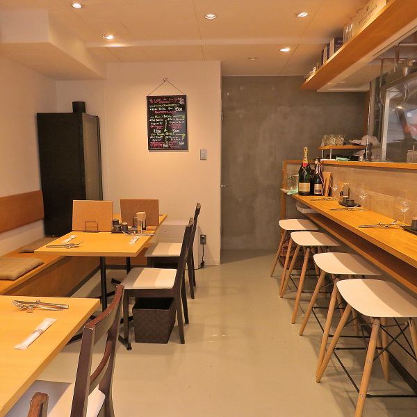 [Table] Counter seats and table seats are available in the stylish and beautiful store.It can be widely used in various scenes such as one person, couple, friends, etc. ♪ It is recommended to charter for 6 people or more! Although it is a small shop, it is delicious in a cozy space where you can take a break Enjoy food and wine ☆