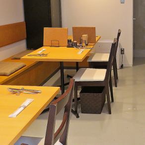 [Table] For the table seats, we have prepared a wide table so that even men can spend a relaxing time.If you attach a table, it can be used by 2 to 8 people together ☆
