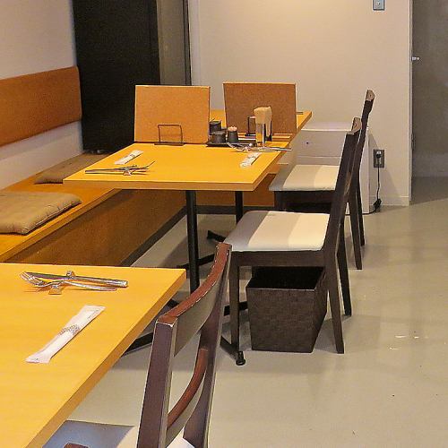 [Table] For the table seats, we have prepared a wide table so that even men can spend a relaxing time.If you attach a table, it can be used by 2 to 8 people together ☆