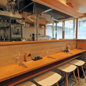 [Counter] Counter seats are also available so that even one person can feel free to use it.Since it is an open kitchen, you can enjoy conversations with chefs and staff who cook ♪