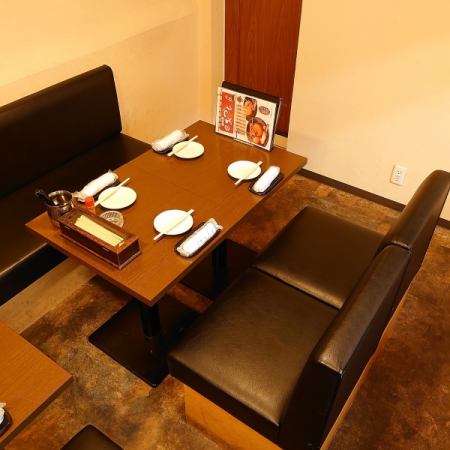 [Table 4 seats x 3 tables] If you connect the table 2 seats, 4 people can sit and it is also suitable for small people drinking! There is also a large TV next to it so you can enjoy watching sports etc. You can enjoy the party ☆
