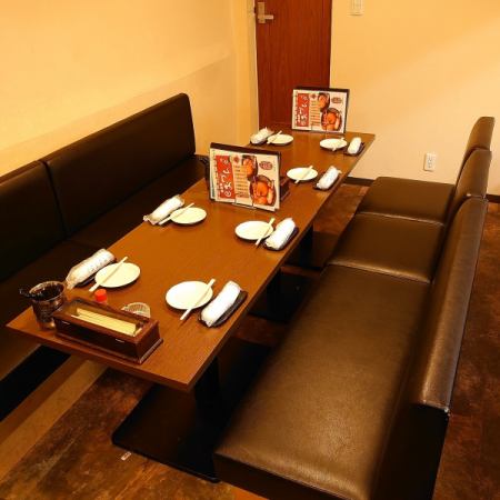 [Table 8 seats x 1 table, 4 seats x 1 table] There are 6 tables and 2 seats, so you can use it for 4 to 12 people depending on the seat adjustment! There is also a large TV in the store It is also available for those who want to watch sports!
