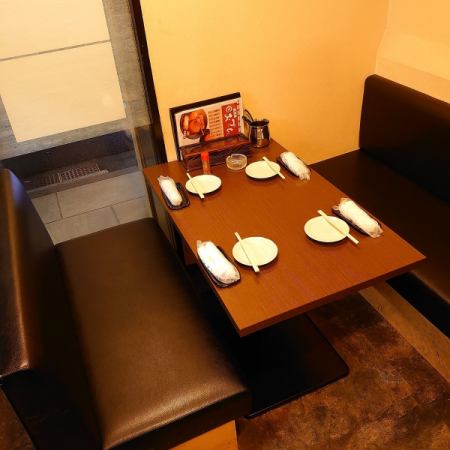 [표 4 명 좌석 × 3 탁자] 테이블 4 명 자리를 3 탁자까지 준비하고 있습니다! 하층 예약 분도 부담없이 연락주세요!
