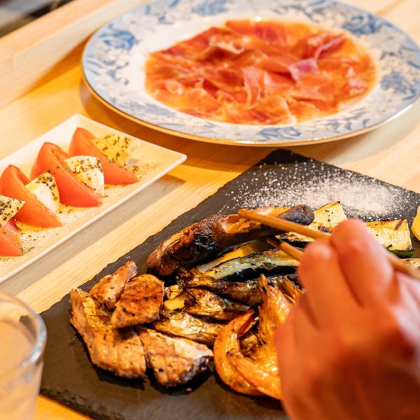 バー居酒屋のような、カウンターでお寛ぎいただけます。お仕事終わりのしっぽり飲みに嬉しいカウンター席です♪女子会やデート、ビジネスマンの仕事帰りの一杯にもぜひどうぞ！