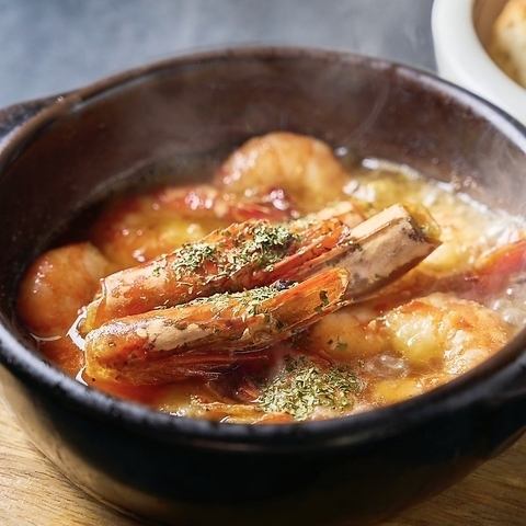 種類豊富な焼酎を片手に鹿児島県名物をお楽しみください。