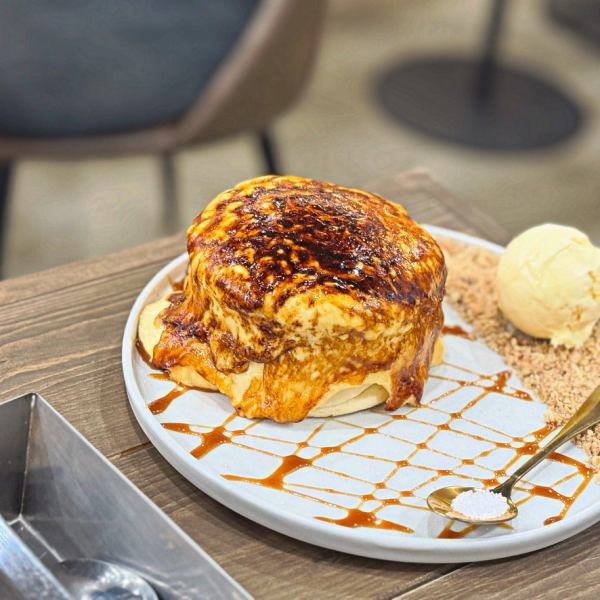 朝食や人気のブリュレパンケーキを求めて海外からのお客様が多いインターナショナルな雰囲気です。