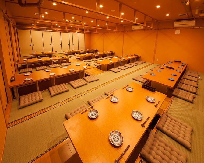 【飲み会は当店で★】UTAGEYAの宴会会場は最大80名まで収容可能◎しかもくつろぎやすい掘り炬燵席を完備！大人数でもゆったりとお楽しみいただくことが可能です！新型コロナウイルスの影響で長らく開催が出来なかった会社やご友人同士での大人数飲み会を感染症対策◎の当店で開催しませんか？