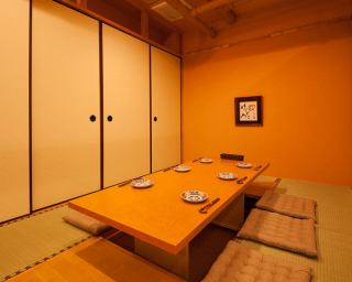 【掘りごたつ席】人数に応じて仕切りを移動させることが可能となっております。