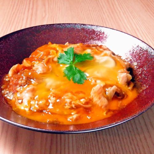 "Gokutoro Oyakodon" made by a chicken specialist, Yakitoriya, with fluffy eggs that will whet your appetite.