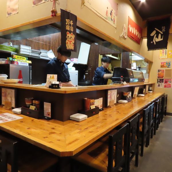【臨場感のあるカウンター席】隠れ家的店内…ほっと落ち着くカウンター席。お一人でもお気軽に♪上質な焼き鳥を是非♪