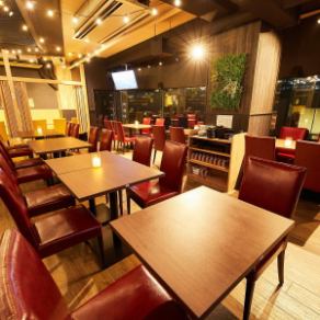 具有开放感的海外餐厅风格的餐桌座位♪还有一个适合约会的情侣座位。