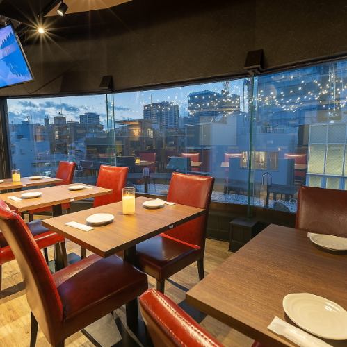 The table seats by the window overlook the city of Tenjin ♪
