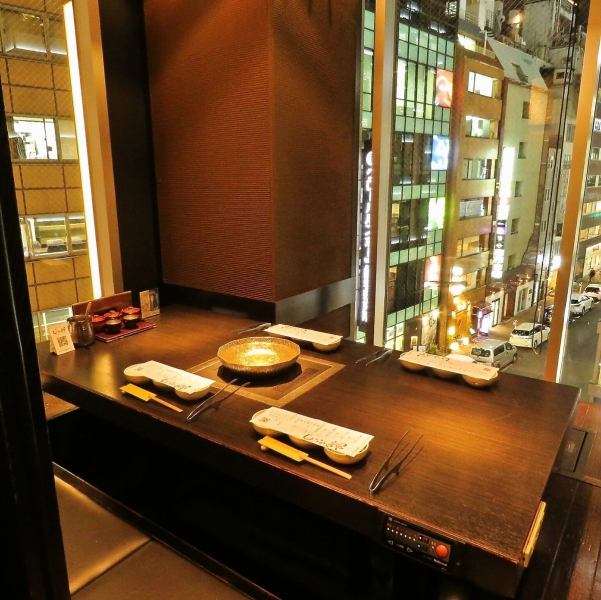 【個室席】仕切りのあるテーブル席は夜景が見渡せるテーブルです。誕生日や記念日等のサプライズご演出もサポートいたします。《接待、デート、女子会等》黒毛和牛のしゃぶしゃぶでディナーコースをお楽しみ頂けます。