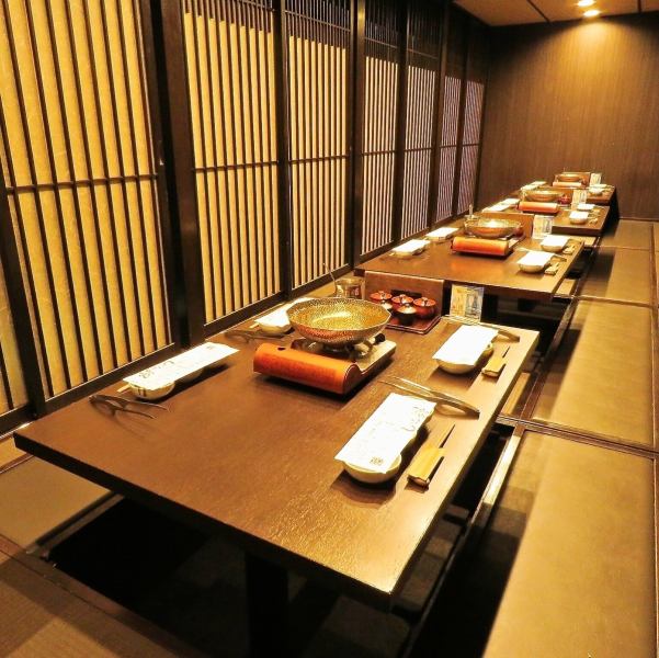 【和モダン空間】店内見渡せる暖かい照明の広々空間と個室テーブル席、小規模から中規模まで様々なシーンのお食事をお楽しみいただけます。